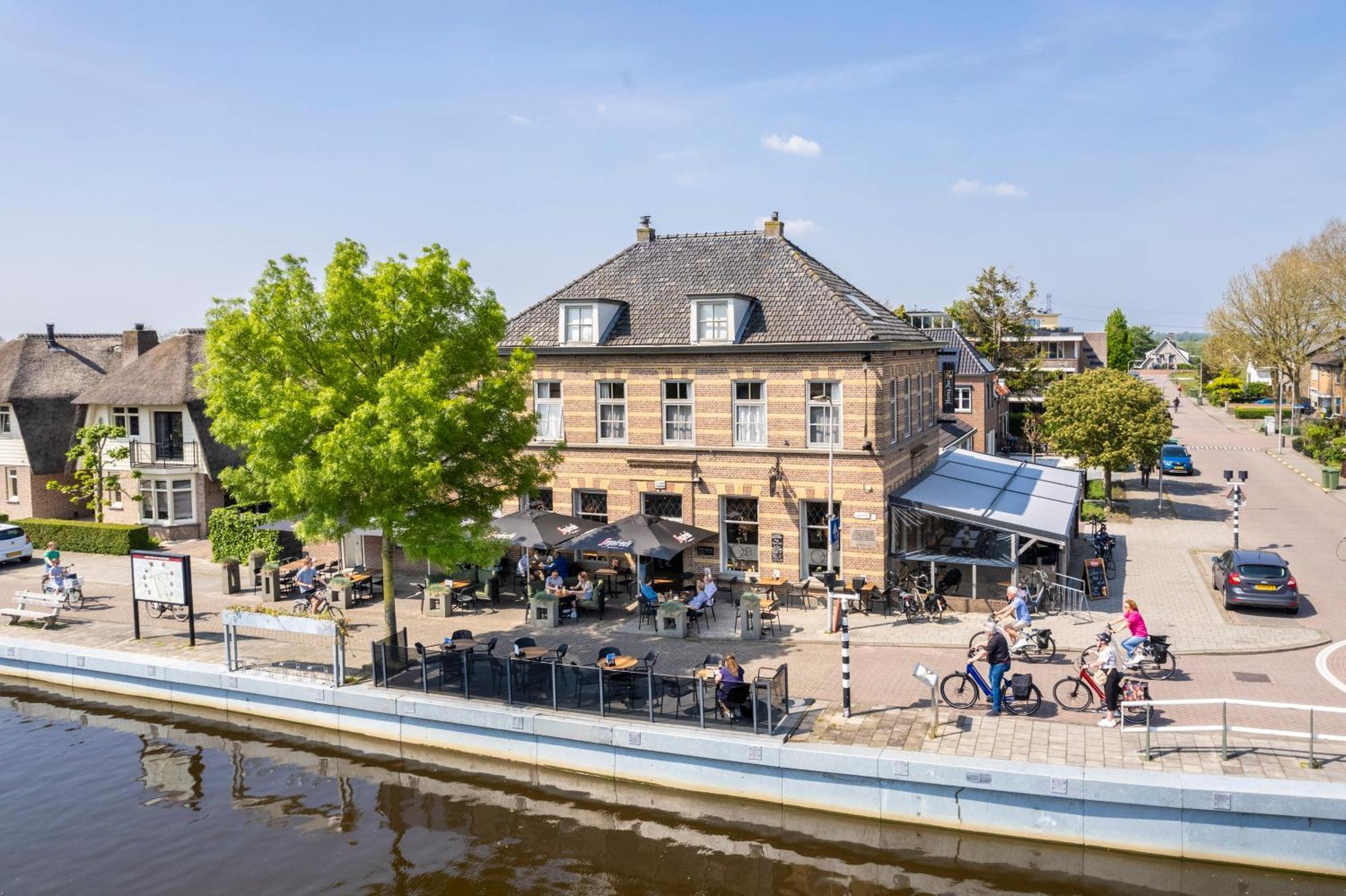 Hotel Over De Brug Haastrecht Exterior photo