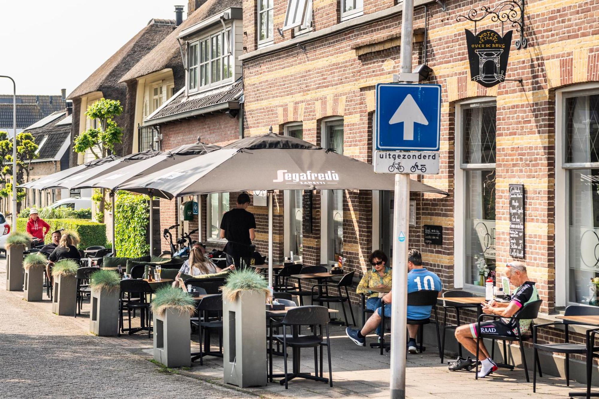 Hotel Over De Brug Haastrecht Exterior photo