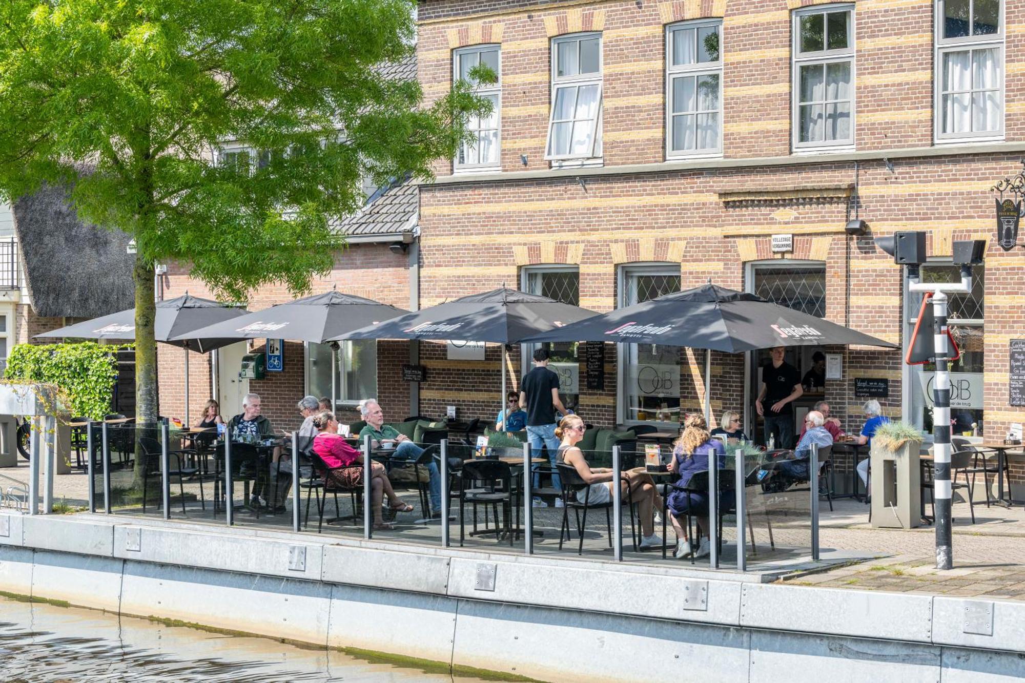 Hotel Over De Brug Haastrecht Exterior photo