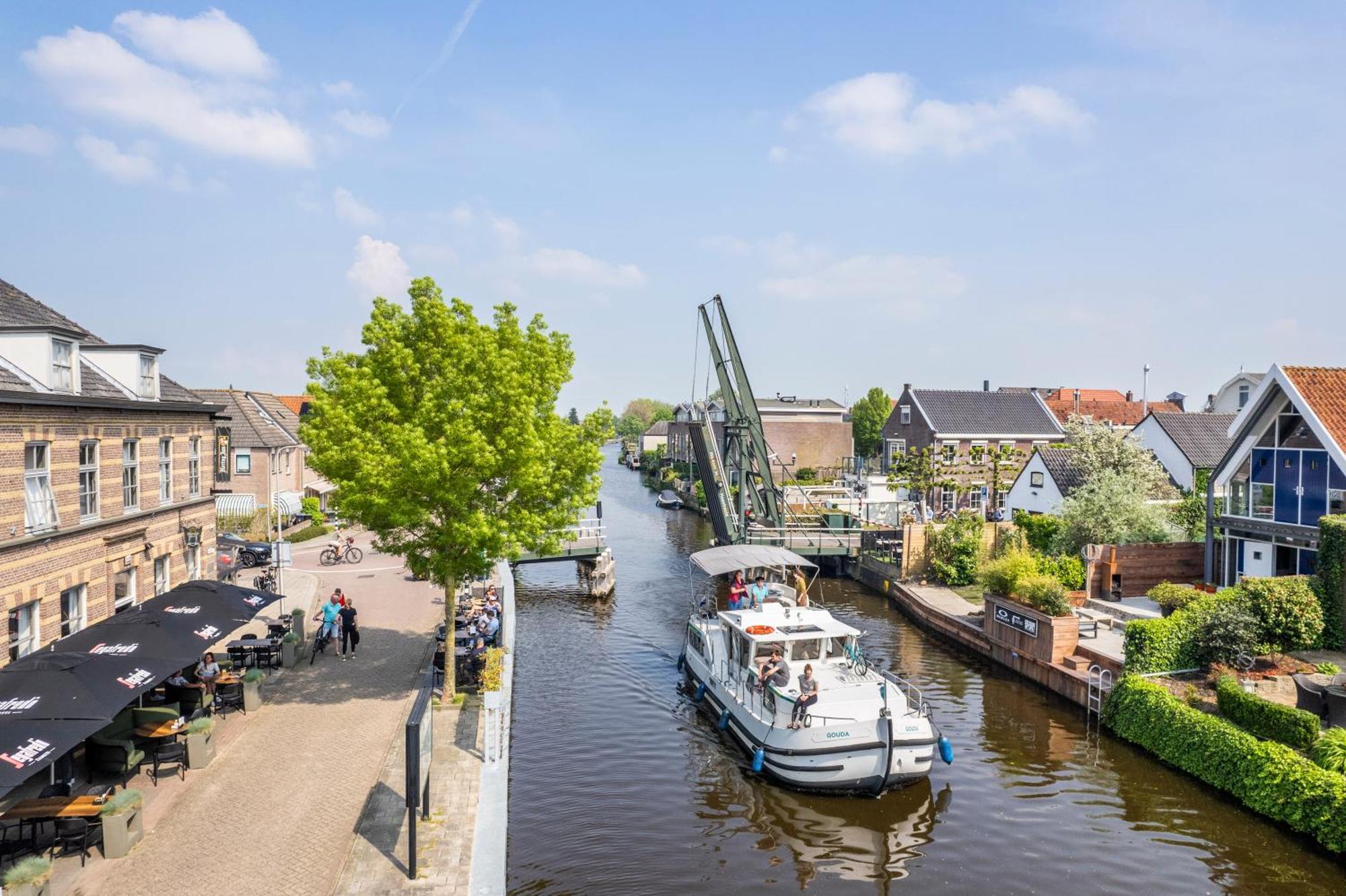 Hotel Over De Brug Haastrecht Exterior photo